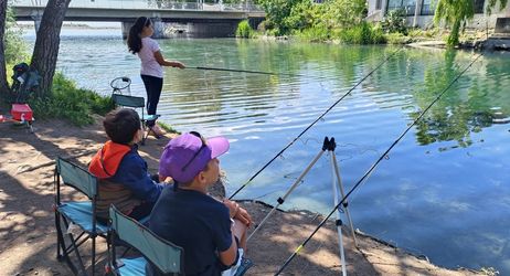 Pêche des poissons d'eau saumâtre à l'embouchure du Loup à Cagnes sur mer